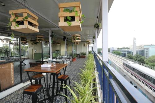 een restaurant met een tafel en stoelen en een trein bij Earth Hotels in Bangalore