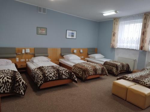 Łóżko lub łóżka w pokoju w obiekcie Mosir Wałcz