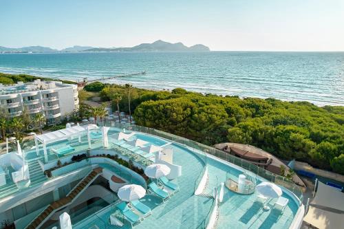 z widokiem na basen i ocean w obiekcie Iberostar Selection Albufera Playa All Inclusive w Playa de Muro