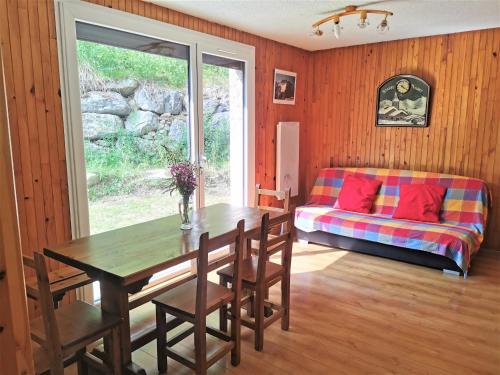ein Wohnzimmer mit einem Tisch und einem Sofa in der Unterkunft Appartement Vars les Claux 4/5 personnes in Vars