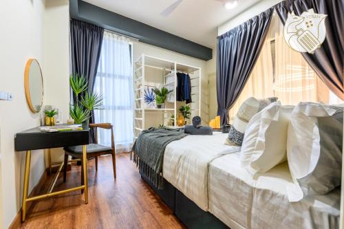 クアラルンプールにあるLuxury Duplex Condo Retreat-Corner v 2 Parking, KL by Veranoの大きなベッドと机のある寝室