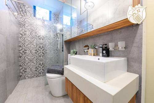 Luxury Duplex Condo Retreat-Corner v 2 Parking, KL by Verano tesisinde bir banyo
