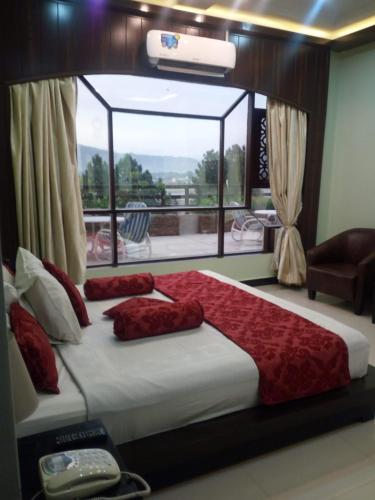 Ένα ή περισσότερα κρεβάτια σε δωμάτιο στο Burj Al Swat Hotel