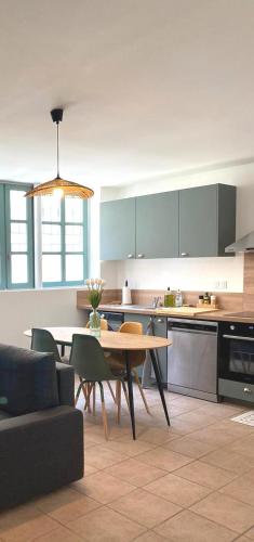 une cuisine avec une table en bois et une salle à manger dans l'établissement Appartement central maison Marceau, à Rivesaltes