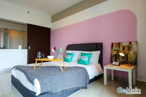 Un dormitorio con una cama con una mesa. en Trefoil Setia Alam by GO-MAIN - Next to Mall & SCCC en Shah Alam