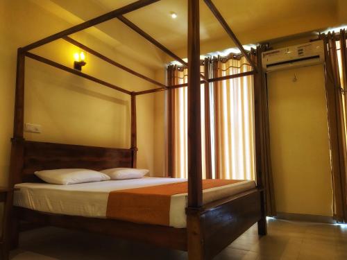阿維瑟韋勒的住宿－Great Residence，卧室配有带白色枕头的木制天蓬床
