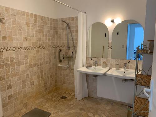 y baño con 2 lavabos y ducha. en ESPRIT CAMPAGNE, en Montpellier-de-Médillan