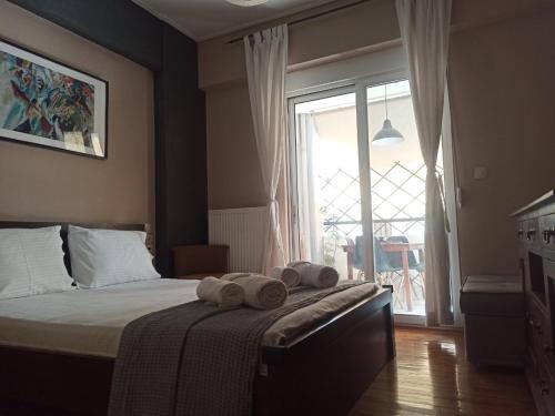 1 dormitorio con 1 cama con toallas en Deluxe Lodge, en Volos