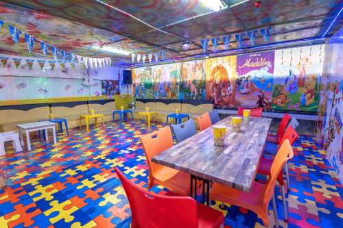 a dining room with a table and colorful floors at בקתות עץ מעל העננים - אירוח דרוזי - בקתות כפריות עם נוף מהמם ובריכה משותפת in Bet Dagan