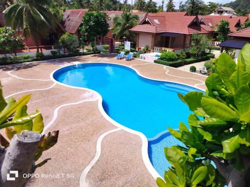 A view of the pool at D.R. Lanta Bay Resort or nearby