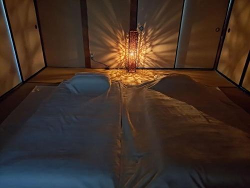 館山市にあるFormer Residence Vacation Rental Minamijuan - Vacation STAY 57751vのライト付きの部屋のベッド1台