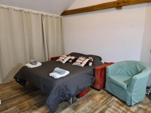 ブロッツハイムにあるAppartement Proche Aéroport Bâle/Mulhouseのベッドルーム1室(ベッド1台、青い椅子付)