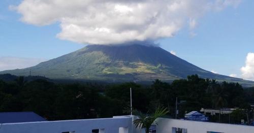 una erupción de un volcán en la cima de una montaña en Majestique Hotel Albay Bicol en Guinobatan