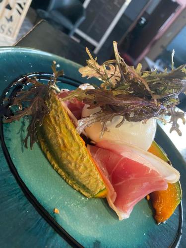 Comida en o cerca de este hotel