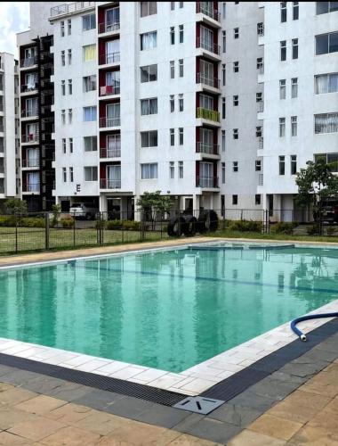 Piscina a Cosy Studio with Workspace o a prop