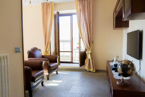a living room with a chair and a television at Relais Country House in Pompei