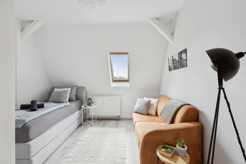 a living room with a couch and a bed at Apartment-Studio, Netflix-TV für bis zu 2 Personen in Halberstadt