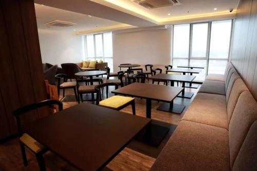 大山脚LOVELY 2ROOM SUITE6PAX@SKY CONDO JURU SENTRAL的一间设有桌子和沙发的餐厅