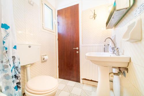łazienka z toaletą i umywalką w obiekcie Mercury apartment 4 w mieście Peroulades
