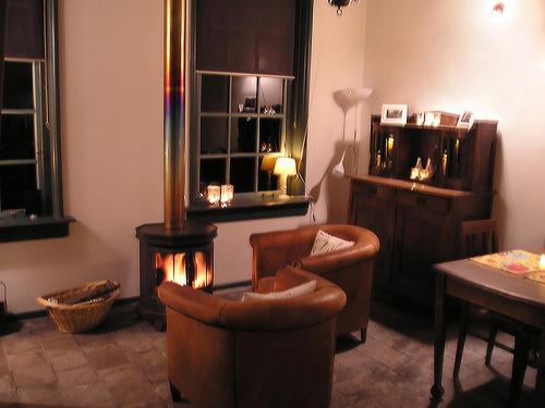 a living room with two chairs and a fire place at Logies Oud Bergveen in Veenhuizen
