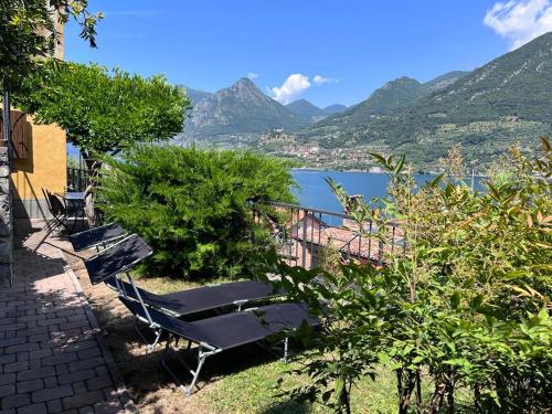 - un ensemble de bancs assis sur une terrasse donnant sur un lac dans l'établissement Villetta la Colombaia, à Carzano
