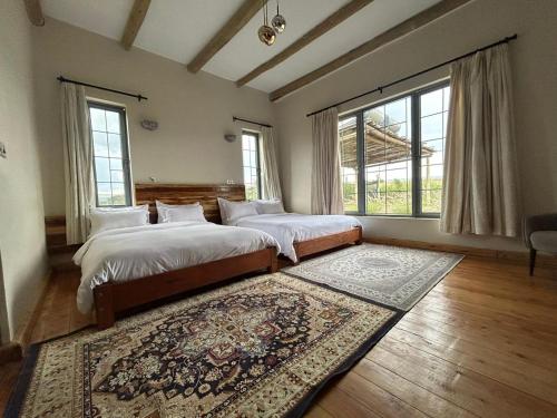 1 dormitorio con 2 camas y alfombra en Naivasha 4-Bedroom All Ensuite Cottage en Naivasha