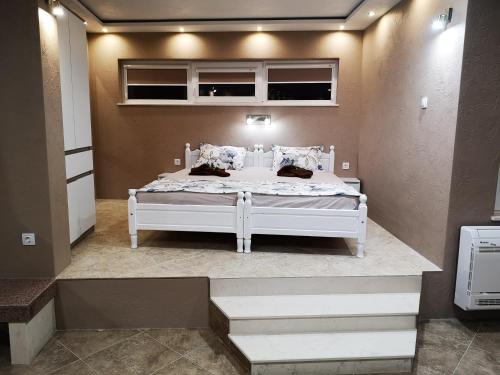 een slaapkamer met een wit bed in een kamer bij Black Sea Pearl in Chernomorets