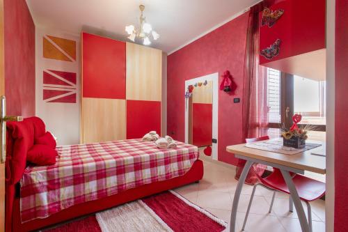 a red bedroom with a bed and a desk at Il Risveglio in Codrongianos