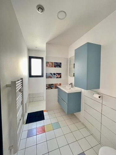 Dapur atau dapur kecil di Appart Pop-Art proche autoroute, plages et attractions, Wifi - TV, déco stylée, calme