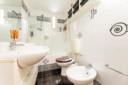 uma casa de banho branca com um lavatório e um WC em Bernardo House by Holiday Home 24 em Gênova