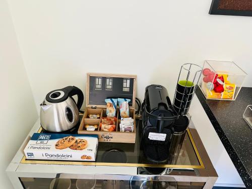una encimera con algunos alimentos y electrodomésticos en Casa di Ro - New Foce, en Génova