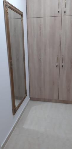 baño con espejo y algunos armarios en apartament, en Floreşti
