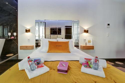 une chambre avec un grand lit blanc avec des serviettes dessus dans l'établissement Love Avenue 51 - Studio proche du centre, à Reims