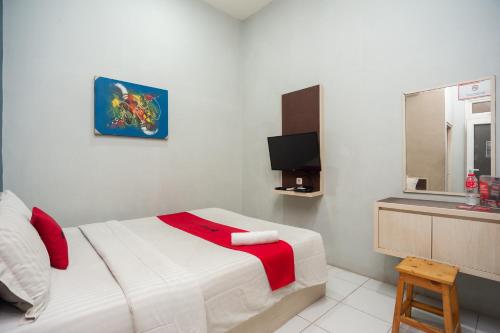 Postel nebo postele na pokoji v ubytování RedDoorz near Binus Anggrek 2