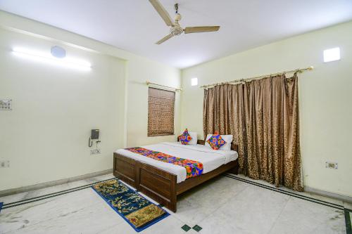 Postel nebo postele na pokoji v ubytování FabExpress Ullash Residency