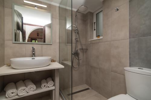 A bathroom at Alykes Park Bungalows