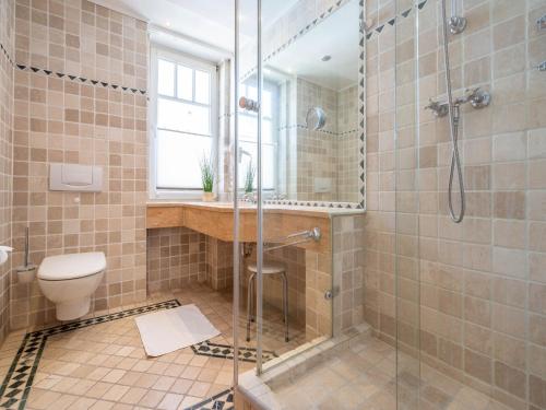ein Bad mit einer Dusche und einem WC in der Unterkunft Strandvillen Binz - Ferienwohnung mit 1 Schlafzimmer und Balkon AH-723 in Binz