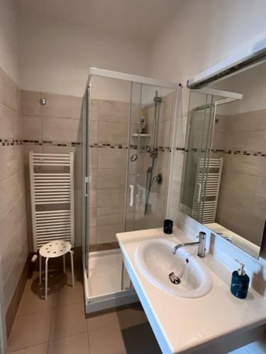 Chiaromonte的住宿－B&B Casa Miraglia，一间带水槽和玻璃淋浴的浴室