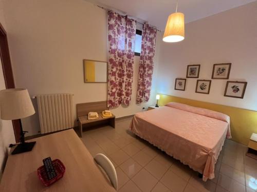 Un dormitorio con una cama y una mesa. en B&B Casa Miraglia, en Chiaromonte