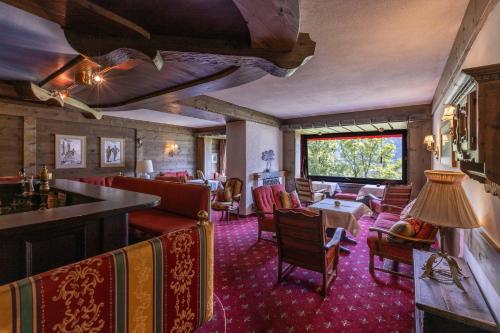 a hotel room with a bar and a living room at keyone rooms Montafon in Schruns-Tschagguns