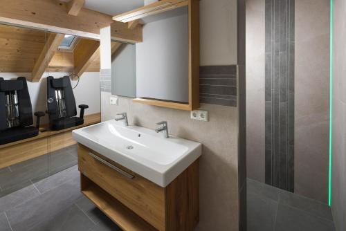 Un baño con lavabo y ducha de cristal. en Ferienwohnung Unteröd, en Schönau am Königssee