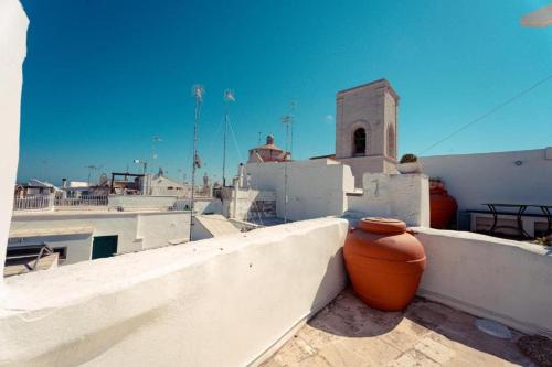 a vase sitting on the ledge of a balcony at Aquatica Home in Polignano a Mare