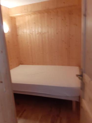 a small wooden room with a tub in a room at Grand appartement au pied des pistes au cœur des Rousses in Les Rousses