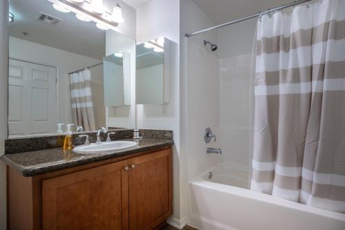 Koupelna v ubytování Playa del Rey 1BR w Gym WD Pool nr LAX Beach LAX-147