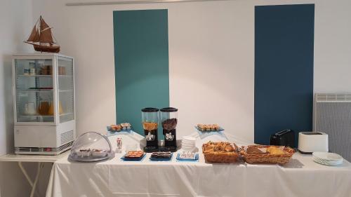 een tafel met een blender en manden met eten erop bij La Vigie Vacances in Les Sables-dʼOlonne