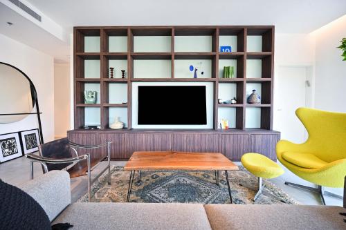 Μια τηλεόραση ή/και κέντρο ψυχαγωγίας στο Modern 3BR retreat in the Old North by HolyGuest