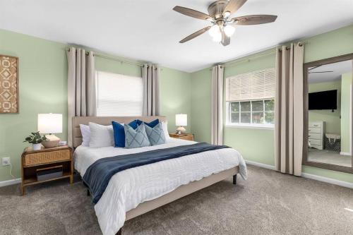 Ένα ή περισσότερα κρεβάτια σε δωμάτιο στο Modern 3BR 2BA Family Home in Commerce Township