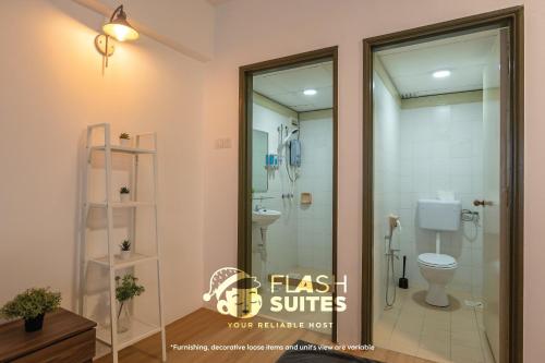 een badkamer met een douche en een toilet bij Golden Hill Resort Premium Suites @ Genting Highlands in Genting Highlands