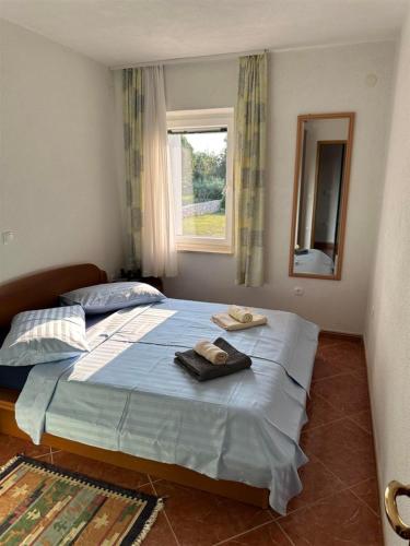 sypialnia z łóżkiem z dwoma ręcznikami w obiekcie App Trinodis w mieście Bašanija