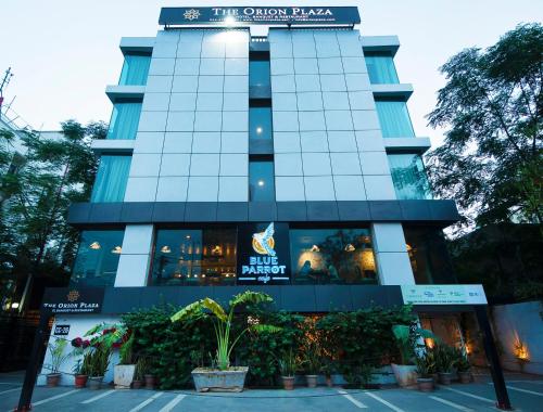 ニューデリーにあるThe Orion Plaza - Nehru Placeの玉ねぎの宮殿を読む看板のある建物